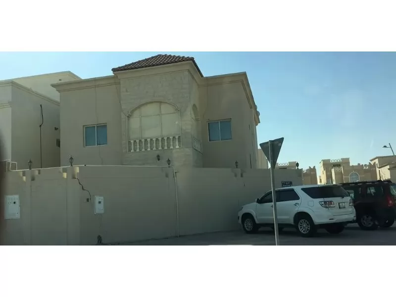 yerleşim Hazır Mülk 6+hizmetçi Yatak Odası U/F Site İçinde Villa  kiralık içinde Al Sadd , Doha #15235 - 1  image 